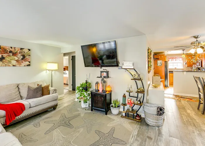 Pet Friendly, Private! Multi-level Brookline *