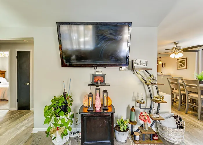 Pet Friendly, Private! Multi-level Brookline Holiday home