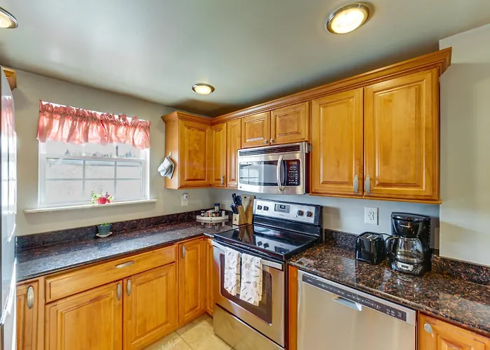 Pet Friendly, Private! Multi-level Brookline Holiday home *