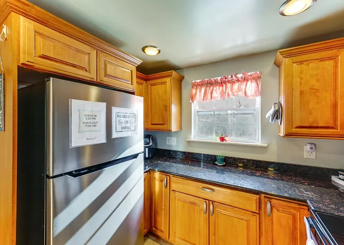 Holiday home Pet Friendly, Private! Multi-level Brookline *