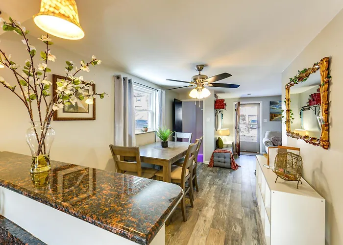 Holiday home Pet Friendly, Private! Multi-level Brookline