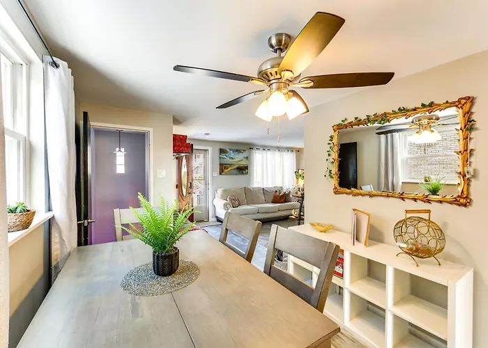 Holiday home Pet Friendly, Private! Multi-level Brookline