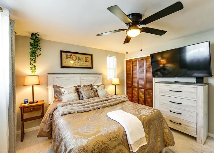 Holiday home Pet Friendly, Private! Multi-level Brookline