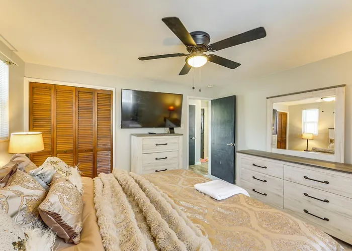 Pet Friendly, Private! Multi-level Brookline * Pittsburgh