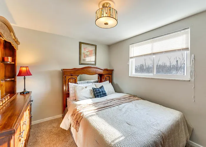Pet Friendly, Private! Multi-level Brookline Holiday home Pittsburgh