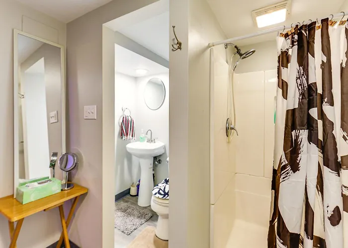 Holiday home Pet Friendly, Private! Multi-level Brookline *