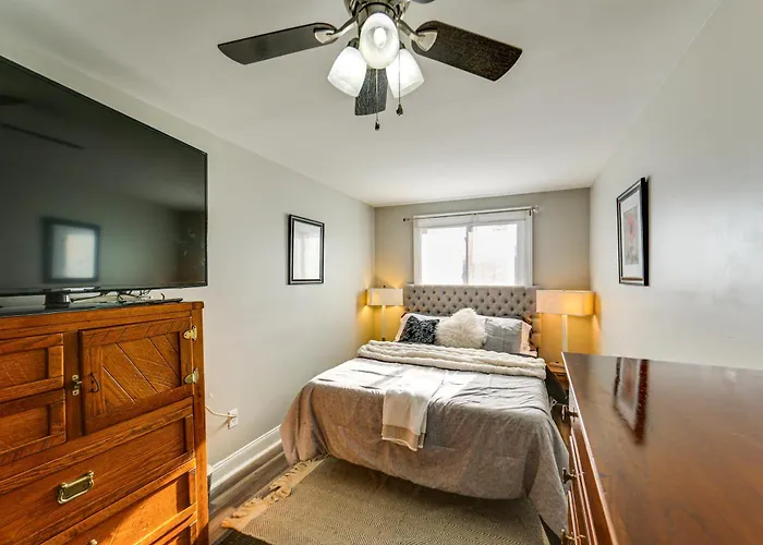 Pet Friendly, Private! Multi-level Brookline Holiday home Pittsburgh