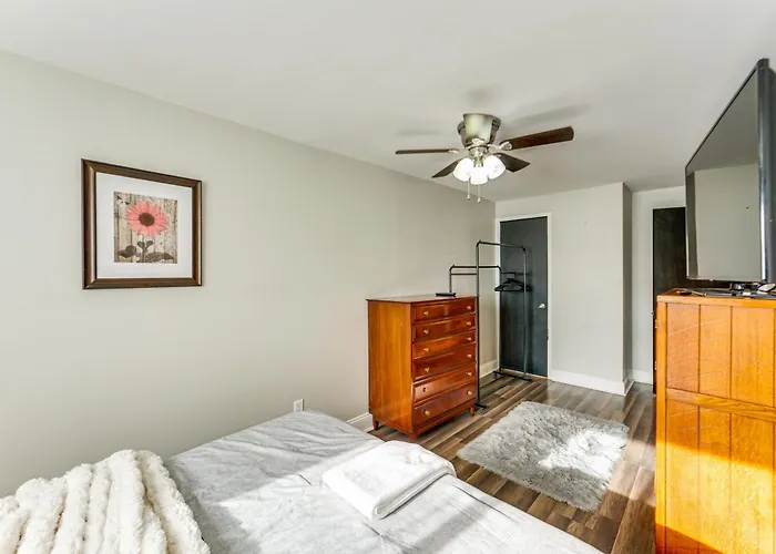 Pet Friendly, Private! Multi-level Brookline * Pittsburgh