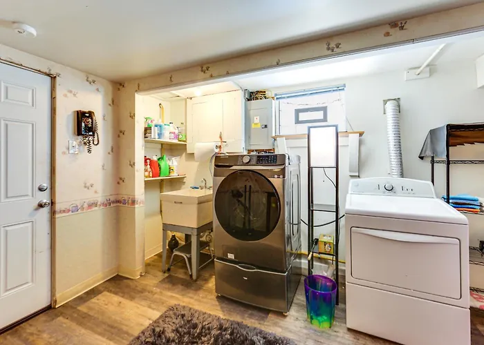 Pet Friendly, Private! Multi-level Brookline Holiday home
