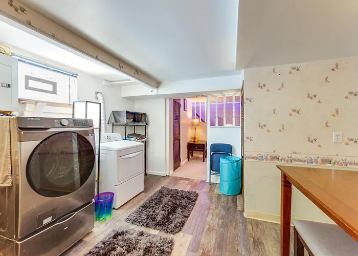 Holiday home Pet Friendly, Private! Multi-level Brookline