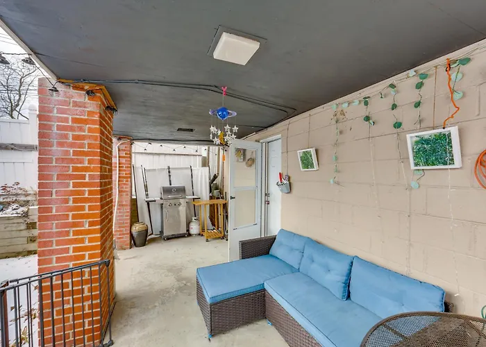 Pet Friendly, Private! Multi-level Brookline Holiday home Pittsburgh